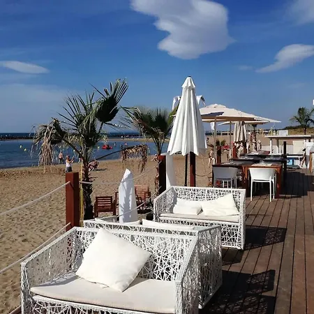 Confortable Proche De Avec Piscine Partagee * Vias
