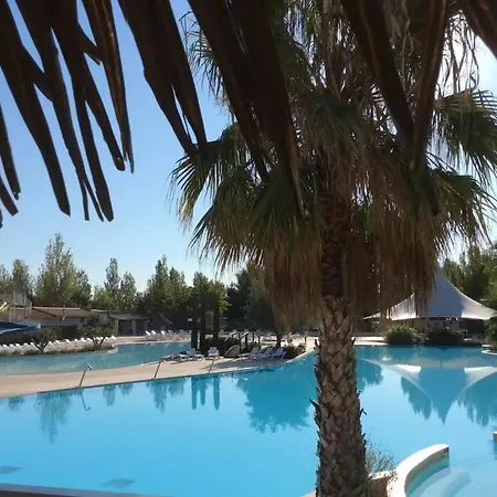Confortable Proche De Avec Piscine Partagee