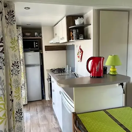 Confortable Proche De Avec Piscine Partagee Виас