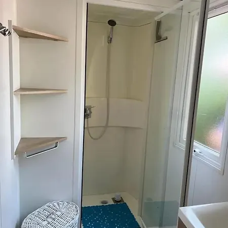 Confortable Proche De Avec Piscine Partagee Виас