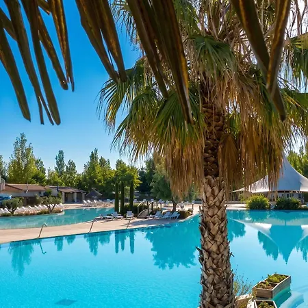 Confortable Proche De Avec Piscine Partagee